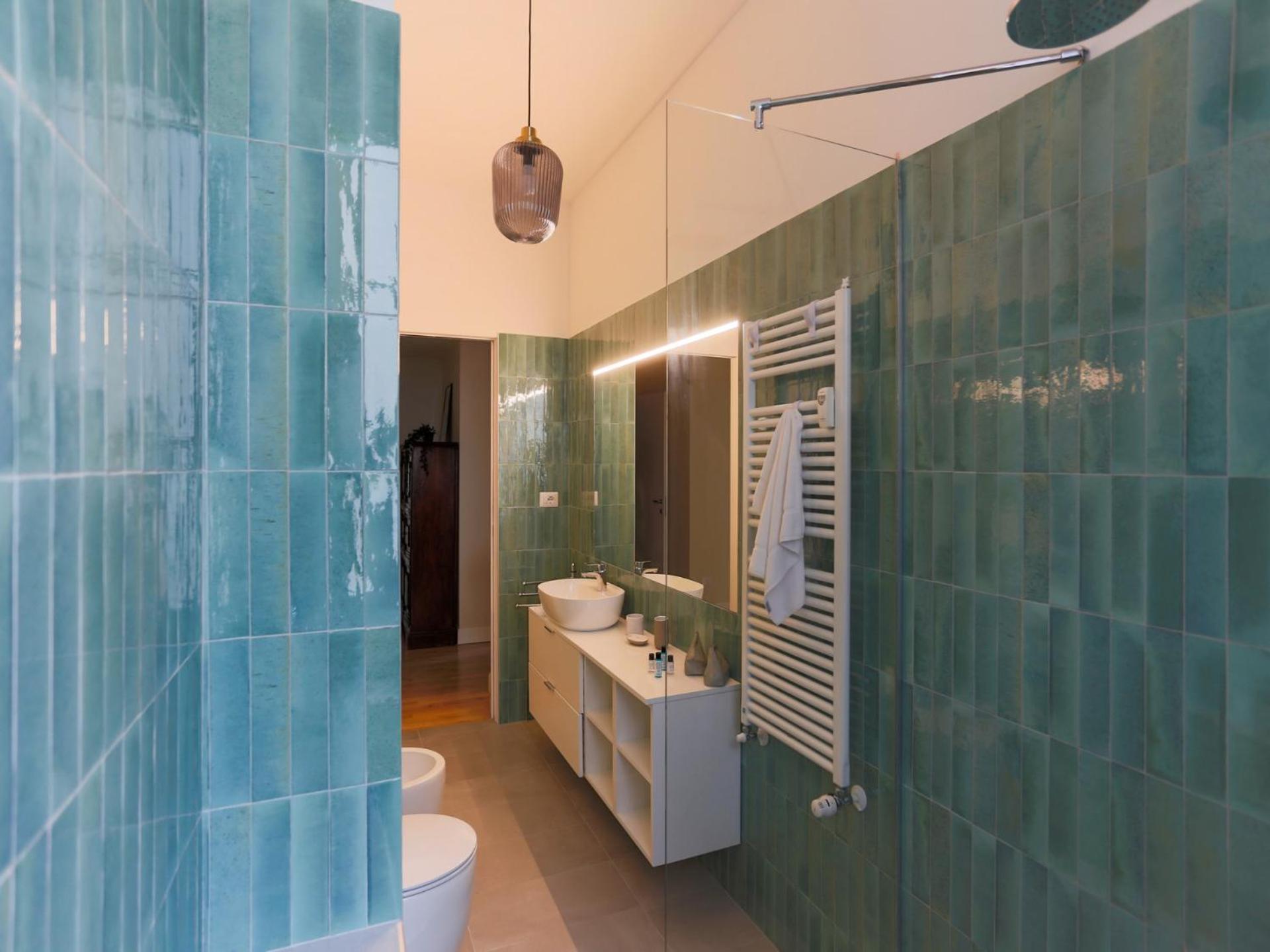 The Rent - Charming In Pagano Milán