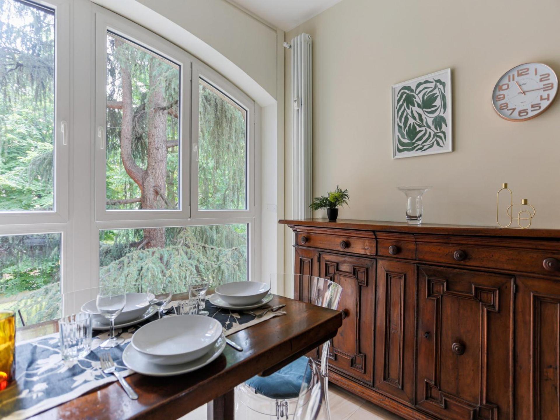 The Rent - Charming In Pagano Milán